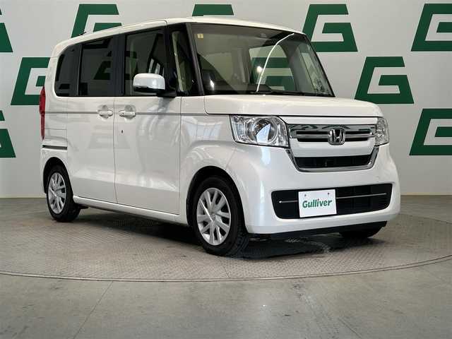 ホンダ Ｎ ＢＯＸ L 鹿児島県 2023(令5)年 4.7万km プラチナホワイトパール 社外ナビ/(DVD/CD)/バックカメラ/ETC/Honda SENSING/　・衝突軽減ブレーキ〈CMBS〉/　・誤発進抑制機能/　・歩行者事故低減ステアリング/　・路外逸脱抑制機能/　・ACC〈アダプティブ・クルーズ・コントロール〉/　・LKAS〈車線維持支援システム〉/　・先行車発進お知らせ機能/　・標識認識機能/　・後方誤発進抑制機能/　・オートハイビーム/前席シートヒーター/電動パーキングブレーキ/ブレーキホールド/ステアリングリモコン/電動格納ミラー/ロールサンシェード/後席テーブル
