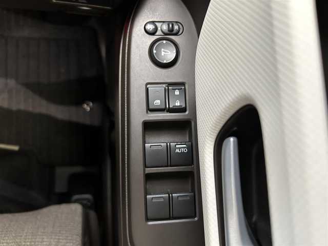 ホンダ Ｎ ＢＯＸ L 鹿児島県 2023(令5)年 4.7万km プラチナホワイトパール 社外ナビ/(DVD/CD)/バックカメラ/ETC/Honda SENSING/　・衝突軽減ブレーキ〈CMBS〉/　・誤発進抑制機能/　・歩行者事故低減ステアリング/　・路外逸脱抑制機能/　・ACC〈アダプティブ・クルーズ・コントロール〉/　・LKAS〈車線維持支援システム〉/　・先行車発進お知らせ機能/　・標識認識機能/　・後方誤発進抑制機能/　・オートハイビーム/前席シートヒーター/電動パーキングブレーキ/ブレーキホールド/ステアリングリモコン/電動格納ミラー/ロールサンシェード/後席テーブル