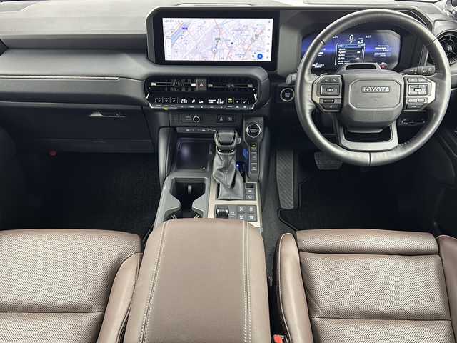 トヨタ ランドクルーザー ２５０ ZX ファーストエディション 大阪府 2024(令6)年 2.2万km プラチナホワイトパールマイカ JBLプレミアムサウンドシステム/チルト＆スライド電動ムーンルーフ/ルーフレール/純正12.3インチディスプレイオーディオplus/【AM/FM/Bluetooth/フルセグTV/HDMI】/パノラミックビューモニター/茶色本革シート/デジタルインナーミラー/置くだけ充電/カラーヘッドアップディスプレイ/挟み込み防止機能付きハンズフリーパワーバックドア/前後ドライブレコーダー【TZ-DR500】/パドルシフト/純正18インチAW/純正フロアマット/トヨタ チームメイト【アドバンスト ドライブ】/トヨタセーフティセンス/・プリクラッシュセーフティ/・レーントレーシングアシスト/・レーンディパーチャーアラート/・アダプティブハイビームシステム/・ロードサインアシスト/・ドライバー異常時対応システム/・プロアクティブドライビングアシスト/・発進遅れ告知機能/・フロントクロストラフィックアラート/・レーンチェンジアシスト/ブラインドスポットモニター/ISOFIX