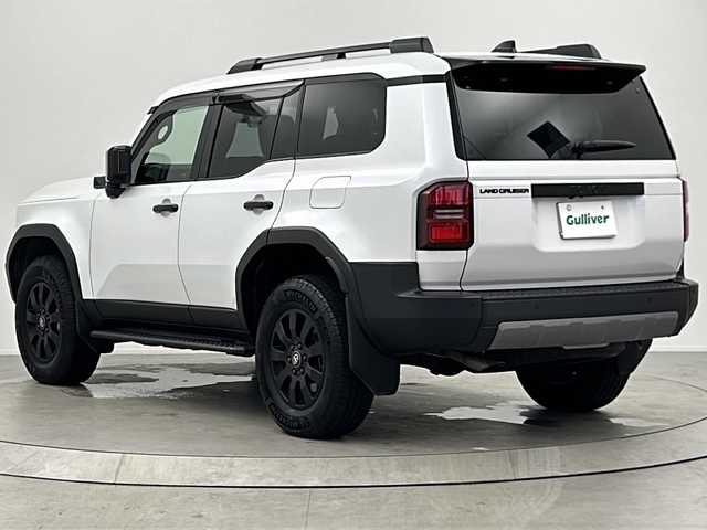 トヨタ ランドクルーザー ２５０ ZX ファーストエディション 大阪府 2024(令6)年 2.2万km プラチナホワイトパールマイカ JBLプレミアムサウンドシステム/チルト＆スライド電動ムーンルーフ/ルーフレール/純正12.3インチディスプレイオーディオplus/【AM/FM/Bluetooth/フルセグTV/HDMI】/パノラミックビューモニター/茶色本革シート/デジタルインナーミラー/置くだけ充電/カラーヘッドアップディスプレイ/挟み込み防止機能付きハンズフリーパワーバックドア/前後ドライブレコーダー【TZ-DR500】/パドルシフト/純正18インチAW/純正フロアマット/トヨタ チームメイト【アドバンスト ドライブ】/トヨタセーフティセンス/・プリクラッシュセーフティ/・レーントレーシングアシスト/・レーンディパーチャーアラート/・アダプティブハイビームシステム/・ロードサインアシスト/・ドライバー異常時対応システム/・プロアクティブドライビングアシスト/・発進遅れ告知機能/・フロントクロストラフィックアラート/・レーンチェンジアシスト/ブラインドスポットモニター/ISOFIX