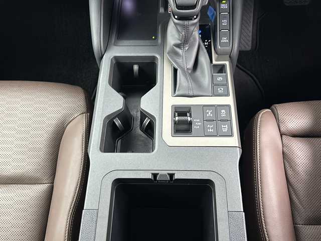 トヨタ ランドクルーザー ２５０ ZX ファーストエディション 大阪府 2024(令6)年 2.2万km プラチナホワイトパールマイカ JBLプレミアムサウンドシステム/チルト＆スライド電動ムーンルーフ/ルーフレール/純正12.3インチディスプレイオーディオplus/【AM/FM/Bluetooth/フルセグTV/HDMI】/パノラミックビューモニター/茶色本革シート/デジタルインナーミラー/置くだけ充電/カラーヘッドアップディスプレイ/挟み込み防止機能付きハンズフリーパワーバックドア/前後ドライブレコーダー【TZ-DR500】/パドルシフト/純正18インチAW/純正フロアマット/トヨタ チームメイト【アドバンスト ドライブ】/トヨタセーフティセンス/・プリクラッシュセーフティ/・レーントレーシングアシスト/・レーンディパーチャーアラート/・アダプティブハイビームシステム/・ロードサインアシスト/・ドライバー異常時対応システム/・プロアクティブドライビングアシスト/・発進遅れ告知機能/・フロントクロストラフィックアラート/・レーンチェンジアシスト/ブラインドスポットモニター/ISOFIX