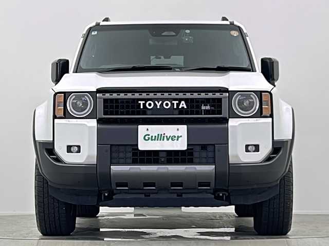 トヨタ ランドクルーザー ２５０ ZX ファーストエディション 大阪府 2024(令6)年 2.2万km プラチナホワイトパールマイカ JBLプレミアムサウンドシステム/チルト＆スライド電動ムーンルーフ/ルーフレール/純正12.3インチディスプレイオーディオplus/【AM/FM/Bluetooth/フルセグTV/HDMI】/パノラミックビューモニター/茶色本革シート/デジタルインナーミラー/置くだけ充電/カラーヘッドアップディスプレイ/挟み込み防止機能付きハンズフリーパワーバックドア/前後ドライブレコーダー【TZ-DR500】/パドルシフト/純正18インチAW/純正フロアマット/トヨタ チームメイト【アドバンスト ドライブ】/トヨタセーフティセンス/・プリクラッシュセーフティ/・レーントレーシングアシスト/・レーンディパーチャーアラート/・アダプティブハイビームシステム/・ロードサインアシスト/・ドライバー異常時対応システム/・プロアクティブドライビングアシスト/・発進遅れ告知機能/・フロントクロストラフィックアラート/・レーンチェンジアシスト/ブラインドスポットモニター/ISOFIX