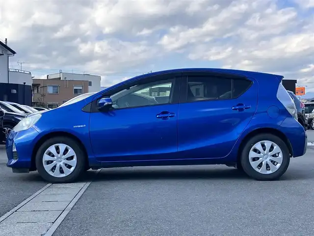 トヨタ アクア S 静岡県 2012(平24)年 6.4万km コバルトブルーメタリック ドライブレコーダー前後／ＥＴＣ／オートエアコン／Ｗエアバッグ／パワーステアリング／パワーウィンドウ／ＣＤ．ＣＤチェンジャー／純正フロアマット／布シート／ＡＢＳ／横滑り防止装置／ハロゲンヘッドライト