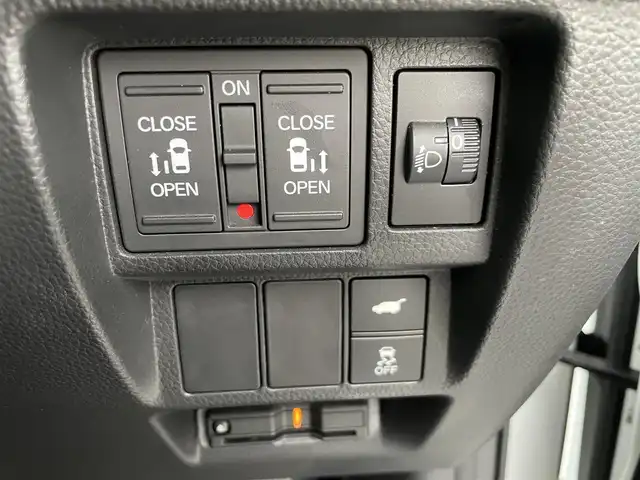 ホンダ ステップワゴン スパーダ eHEV 福岡県 2022(令4)年 4.4万km プラチナホワイトパール 横滑り防止機能/レーンキープアシスト/衝突被害軽減システム/バックカメラ/ACC/ビルトインETC/純正ナビ/フルセグTV/Bluetooth/USB/１２Vソケット/HDMI/純正フロアマット/純正AW/Dualエアコン/ハーフレザーシート/シートメモリー/シートヒーター/エアシート/オートマチックハイビーム