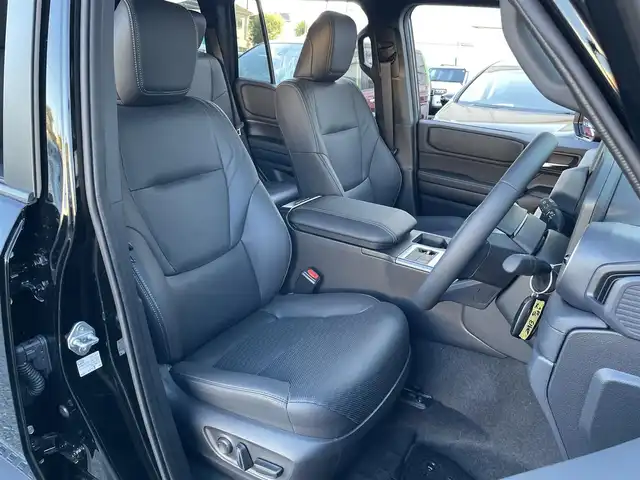 トヨタ ランドクルーザー ２５０ VX 東京都 2025(令7)年 0.2万km ブラック プリクラッシュセーフティ/レーントレーシングアシスト/レーンディパーチャーアラート/12.3インチ純正メーカーナビ/フルセグテレビ/Bluetooth/USB HDMI接続/サンルーフ/レザーシート/シートーヒーター/シートベンチレーション/デジタルインナーミラー/パノラマモニター/3眼LEDヘッドライト/パワーバックドア/ルーフレール/スマートキー/ステアリングヒーター/クルーズコントロール