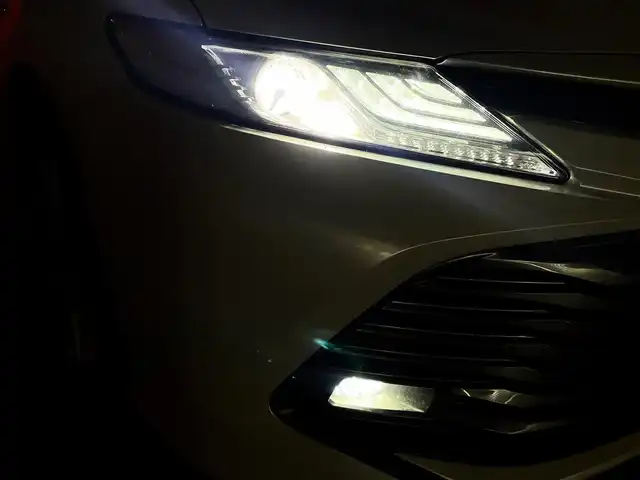 トヨタ カムリ G レザーパッケージ 群馬県 2018(平30)年 7万km プラチナホワイトパールマイカ 純正8インチT-Connect SDナビゲーションシステム/・AM/FM/CD/SD/・Bluetooth/AUX/USB/・DVD/Blu-ray/ETC2.0ユニット（ビルトイン）ナビ連動タイプ/バックカメラ/トヨタセーフティセンス/・プリクラッシュセーフティ/・レーンディパーチャーアラート/・レーダークルーズコントロール（全車速追従機能付）/・オートマチックハイビーム/本革シート/前席パワーシート/シートヒーター/電動パーキングブレーキ/オートブレーキホールド/Bi-Beam LEDヘッドランプ（オートレベリング機能付）/カラーヘッドアップディスプレイ/純正17インチアルミホイール/純正フロアマット