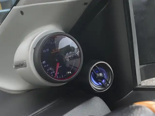スズキ アルト ワークス 兵庫県 2016(平28)年 4.1万km シルバー 社外オーディオ/Bluetooth/CD/USB/FM/プッシュスタート/社外ステアリング/5速MT/オートゲージ ブースト計/電動格納ミラー/純正フロアマット/ドライブレコーダー前後/スマートキー/ロールバー/社外エアロ/社外アルミホイール/KYBサスペンション/Ignite VSD alpha 16V（点火コイル電圧ブースト）/GReddy インタークーラー/スポーツペダル/フォグランプ/ドアバイザー/取扱説明書/保証書/AAC/スマートキー×2