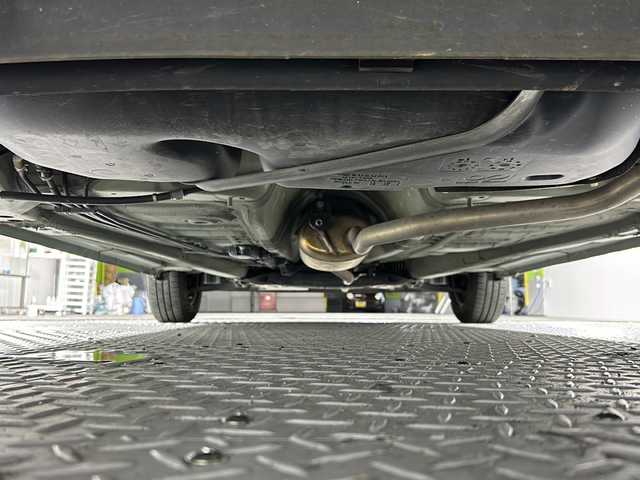 スズキ スペーシア HYBRID X 2トーン 沖縄県 2018(平30)年 5.6万km ツールグリーンパールメタリック/ブラック2トーン 県外仕入れ/禁煙車/両側パワースライドドア/純正ナビ/（フルセグTV/CD/DVD/FM/AM/BT）/全方位カメラ/ステアリングリモコン/デュアルセンサーブレーキサポート/ヘッドアップディスプレイ/運転席シートヒーター/リアコーナーセンサー/ETC/電動格納ミラー/ライトレベライザー/純正サンシェード/純正ホイールキャップ