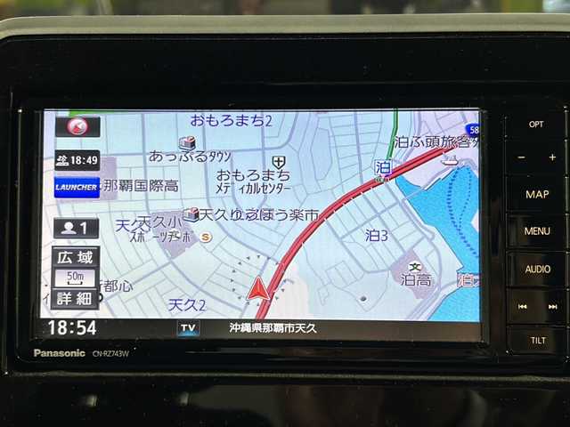 スズキ スペーシア HYBRID X 2トーン 沖縄県 2018(平30)年 5.6万km ツールグリーンパールメタリック/ブラック2トーン 県外仕入れ/禁煙車/両側パワースライドドア/純正ナビ/（フルセグTV/CD/DVD/FM/AM/BT）/全方位カメラ/ステアリングリモコン/デュアルセンサーブレーキサポート/ヘッドアップディスプレイ/運転席シートヒーター/リアコーナーセンサー/ETC/電動格納ミラー/ライトレベライザー/純正サンシェード/純正ホイールキャップ