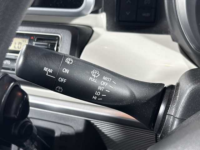 スズキ スペーシア HYBRID X 2トーン 沖縄県 2018(平30)年 5.6万km ツールグリーンパールメタリック/ブラック2トーン 県外仕入れ/禁煙車/両側パワースライドドア/純正ナビ/（フルセグTV/CD/DVD/FM/AM/BT）/全方位カメラ/ステアリングリモコン/デュアルセンサーブレーキサポート/ヘッドアップディスプレイ/運転席シートヒーター/リアコーナーセンサー/ETC/電動格納ミラー/ライトレベライザー/純正サンシェード/純正ホイールキャップ
