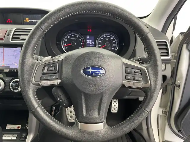 スバル フォレスター S－リミテッド 富山県 2015(平27)年 6.9万km クリスタルホワイトP 4WD/社外ナビ（AM/FM/CD/DVD/SD/USB/BT）/フルセグTV/衝突被害軽減ブレーキ/レーンキープアシスト/アダプティブクルーズコントロール/オートライト/電動リアゲート/ＥＴＣ　/ドライブレコーダー/パドルシフト　/ハーフレザーシート/前席席シートヒーター／パワーシート/純正18インチAW/純正フロアマット/プッシュスタート