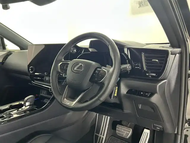 レクサス ＮＸ 350h Fスポーツ 佐賀県 2024(令6)年 0.5万km グラファイトブラックガラスフレーク 純正14インチディスプレイーディオ/フルセグTV/Bluetooth/Applecarplay/Androidauto/ナビ機能付き/全方位バックカメラ/衝突被害軽減システム/レーダークルーズコントロール/レーンアシスト/ブラインドスポットモニター/クリアランスソナー/ロードサインアシスト/オートライト/オートマチックハイビーム/3眼LEDヘッドライト/LEDフォグライト/ビルトインETC2.0 /パーキングアシスト/電子パーキング/ブレーキホールド/パワーバックドア/前方ドライブレコーダー/ステアリングヒーター/純正20インチアルミホイール/運転席・助手席パワーシート/運転席・助手席シートヒーター/運転席・助手席エアシート/メモリーシート/パドルシフト/ISOFIX対応シート/純正フロアマット