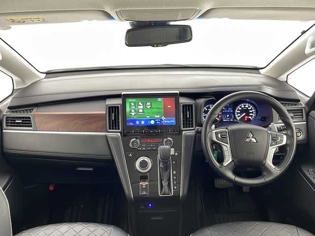 三菱 デリカＤ：５ G パワーパッケージ 宮崎県 2021(令3)年 5万km ウォームホワイトパール e-Assist/〇衝突被害軽減ブレーキシステム［FCM］/〇誤発進抑制機能（前進時）/〇車線逸脱警報システム［LDW］/〇オートマチックハイビーム［AHB］/〇レーダークルーズコントロールシステム［ACC］/純正10.1型SDナビ/フルセグTV/CD/DVD/Bluetooth/HDMI/マルチアラウンドモニター/両側パワースライドドア/電動サイドステップ/パワーバックドア/パワーシート/シートヒーター/レザー調シートカバー/LEDヘッドライト/純正18インチAW/ビルトインETC/アイドリングストップ/スマートキー×2/保証書