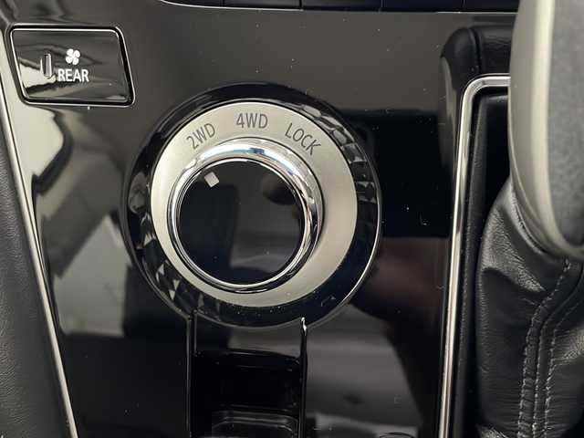 三菱 デリカＤ：５ G パワーパッケージ 宮崎県 2021(令3)年 5万km ウォームホワイトパール e-Assist/〇衝突被害軽減ブレーキシステム［FCM］/〇誤発進抑制機能（前進時）/〇車線逸脱警報システム［LDW］/〇オートマチックハイビーム［AHB］/〇レーダークルーズコントロールシステム［ACC］/純正10.1型SDナビ/フルセグTV/CD/DVD/Bluetooth/HDMI/マルチアラウンドモニター/両側パワースライドドア/電動サイドステップ/パワーバックドア/パワーシート/シートヒーター/レザー調シートカバー/LEDヘッドライト/純正18インチAW/ビルトインETC/アイドリングストップ/スマートキー×2/保証書