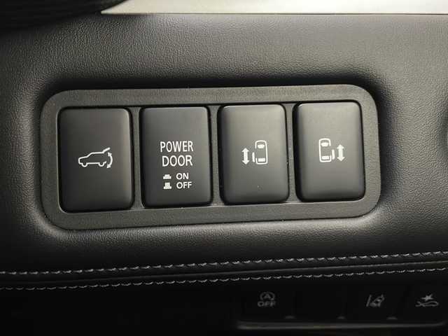 三菱 デリカＤ：５ G パワーパッケージ 宮崎県 2021(令3)年 5万km ウォームホワイトパール e-Assist/〇衝突被害軽減ブレーキシステム［FCM］/〇誤発進抑制機能（前進時）/〇車線逸脱警報システム［LDW］/〇オートマチックハイビーム［AHB］/〇レーダークルーズコントロールシステム［ACC］/純正10.1型SDナビ/フルセグTV/CD/DVD/Bluetooth/HDMI/マルチアラウンドモニター/両側パワースライドドア/電動サイドステップ/パワーバックドア/パワーシート/シートヒーター/レザー調シートカバー/LEDヘッドライト/純正18インチAW/ビルトインETC/アイドリングストップ/スマートキー×2/保証書