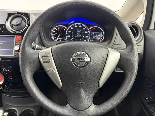 日産 ノート X DIG－S 愛知県 2015(平27)年 3.6万km ブリリアントホワイトパール 純正ナビ/・フルセグTV/・Bluetooth/・CD/DVD/・AM/FM/・USB/・iPod/エマージェンシーブレーキ/車線逸脱警報/横滑り防止装置/プッシュスタート/バックカメラ/14インチアルミホイール/オートライト/ETC/スマートキー