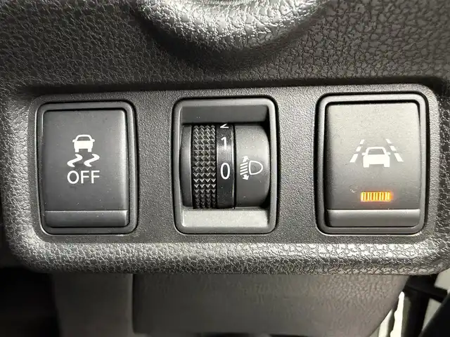 日産 ノート X DIG－S 愛知県 2015(平27)年 3.6万km ブリリアントホワイトパール 純正ナビ/・フルセグTV/・Bluetooth/・CD/DVD/・AM/FM/・USB/・iPod/エマージェンシーブレーキ/車線逸脱警報/横滑り防止装置/プッシュスタート/バックカメラ/14インチアルミホイール/オートライト/ETC/スマートキー