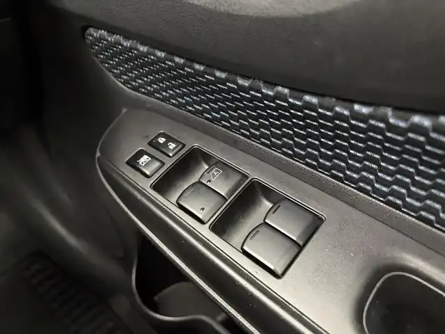 日産 ノート X DIG－S 愛知県 2015(平27)年 3.6万km ブリリアントホワイトパール 純正ナビ/・フルセグTV/・Bluetooth/・CD/DVD/・AM/FM/・USB/・iPod/エマージェンシーブレーキ/車線逸脱警報/横滑り防止装置/プッシュスタート/バックカメラ/14インチアルミホイール/オートライト/ETC/スマートキー