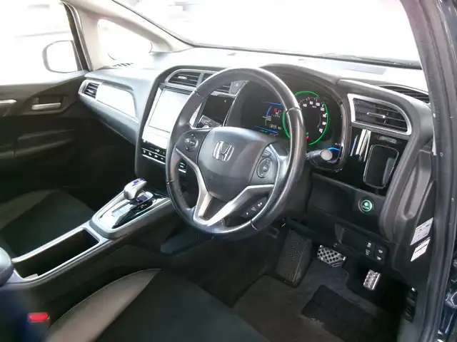 ホンダ シャトル ハイブリッド Z スタイルエディション 群馬県 2016(平28)年 8万km ミッドナイトブルービームM 8インチプレミアムインターナビ/　・フルセグTV・BT・DVD(VXM-165VFEi)/純正バックモニター/あんしんパッケージ/ビルトインETC/前席シートヒーター/LEDヘッドライト/スマートキー×2＆プッシュスタート/クルーズコントロール/純正16インチアルミホイール/H29.30.R2.3.5年記録簿/保証書＆取説