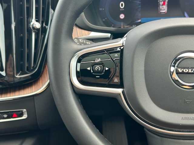 ボルボ ボルボ ＸＣ６０ アルティメット B5 AWD 千葉県 2023(令5)年 1.6万km 白 Google搭載インフォテインメントシステム/harmanKarbon/パノラマガラスルーフ/ヘッドアップディスプレイ/AppleCarPlay/AndroidAuto/Bluetooth/全方位カメラ/ETC/前後ドライブレコーダー/置くだけ充電/パワーバックドア/衝突回避アシスト/ブラインドスポットモニター/レーンキープアシスト/ロードサインアシスト/先行車発進お知らせ/ドライバーアラート/レーダークルーズコントロール/レザーシート/前席パワーシート/全席シートヒーター/前席シートレーター/プッシュスタート/スマートキー/スペアキー×１/純正19インチアルミホイール/純正フロアマット/保証書