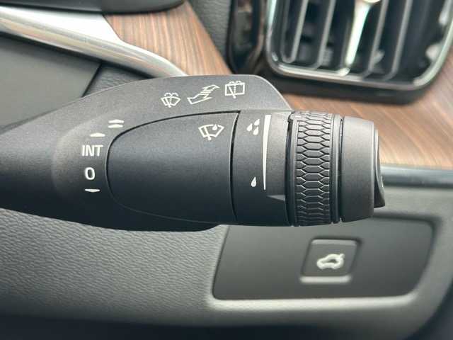 ボルボ ボルボ ＸＣ６０ アルティメット B5 AWD 千葉県 2023(令5)年 1.6万km 白 Google搭載インフォテインメントシステム/harmanKarbon/パノラマガラスルーフ/ヘッドアップディスプレイ/AppleCarPlay/AndroidAuto/Bluetooth/全方位カメラ/ETC/前後ドライブレコーダー/置くだけ充電/パワーバックドア/衝突回避アシスト/ブラインドスポットモニター/レーンキープアシスト/ロードサインアシスト/先行車発進お知らせ/ドライバーアラート/レーダークルーズコントロール/レザーシート/前席パワーシート/全席シートヒーター/前席シートレーター/プッシュスタート/スマートキー/スペアキー×１/純正19インチアルミホイール/純正フロアマット/保証書