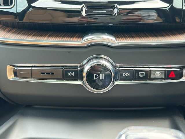 ボルボ ボルボ ＸＣ６０ アルティメット B5 AWD 千葉県 2023(令5)年 1.6万km 白 Google搭載インフォテインメントシステム/harmanKarbon/パノラマガラスルーフ/ヘッドアップディスプレイ/AppleCarPlay/AndroidAuto/Bluetooth/全方位カメラ/ETC/前後ドライブレコーダー/置くだけ充電/パワーバックドア/衝突回避アシスト/ブラインドスポットモニター/レーンキープアシスト/ロードサインアシスト/先行車発進お知らせ/ドライバーアラート/レーダークルーズコントロール/レザーシート/前席パワーシート/全席シートヒーター/前席シートレーター/プッシュスタート/スマートキー/スペアキー×１/純正19インチアルミホイール/純正フロアマット/保証書