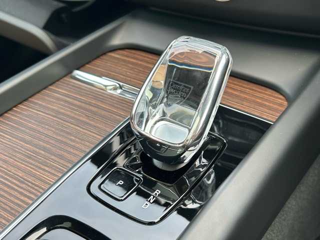 ボルボ ボルボ ＸＣ６０ アルティメット B5 AWD 千葉県 2023(令5)年 1.6万km 白 Google搭載インフォテインメントシステム/harmanKarbon/パノラマガラスルーフ/ヘッドアップディスプレイ/AppleCarPlay/AndroidAuto/Bluetooth/全方位カメラ/ETC/前後ドライブレコーダー/置くだけ充電/パワーバックドア/衝突回避アシスト/ブラインドスポットモニター/レーンキープアシスト/ロードサインアシスト/先行車発進お知らせ/ドライバーアラート/レーダークルーズコントロール/レザーシート/前席パワーシート/全席シートヒーター/前席シートレーター/プッシュスタート/スマートキー/スペアキー×１/純正19インチアルミホイール/純正フロアマット/保証書