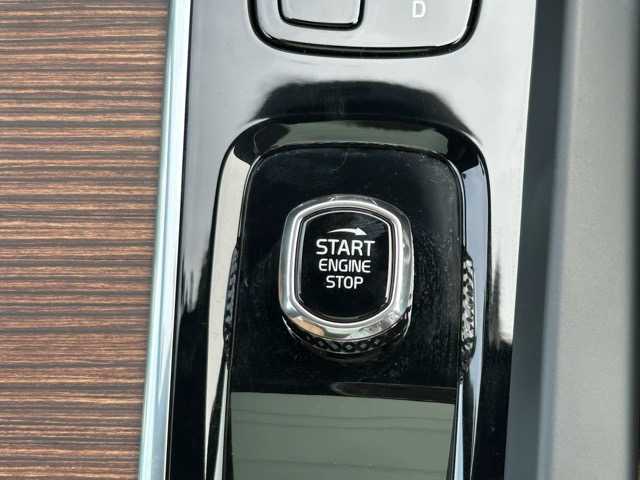 ボルボ ボルボ ＸＣ６０ アルティメット B5 AWD 千葉県 2023(令5)年 1.6万km 白 Google搭載インフォテインメントシステム/harmanKarbon/パノラマガラスルーフ/ヘッドアップディスプレイ/AppleCarPlay/AndroidAuto/Bluetooth/全方位カメラ/ETC/前後ドライブレコーダー/置くだけ充電/パワーバックドア/衝突回避アシスト/ブラインドスポットモニター/レーンキープアシスト/ロードサインアシスト/先行車発進お知らせ/ドライバーアラート/レーダークルーズコントロール/レザーシート/前席パワーシート/全席シートヒーター/前席シートレーター/プッシュスタート/スマートキー/スペアキー×１/純正19インチアルミホイール/純正フロアマット/保証書