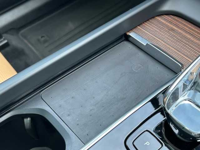 ボルボ ボルボ ＸＣ６０ アルティメット B5 AWD 千葉県 2023(令5)年 1.6万km 白 Google搭載インフォテインメントシステム/harmanKarbon/パノラマガラスルーフ/ヘッドアップディスプレイ/AppleCarPlay/AndroidAuto/Bluetooth/全方位カメラ/ETC/前後ドライブレコーダー/置くだけ充電/パワーバックドア/衝突回避アシスト/ブラインドスポットモニター/レーンキープアシスト/ロードサインアシスト/先行車発進お知らせ/ドライバーアラート/レーダークルーズコントロール/レザーシート/前席パワーシート/全席シートヒーター/前席シートレーター/プッシュスタート/スマートキー/スペアキー×１/純正19インチアルミホイール/純正フロアマット/保証書