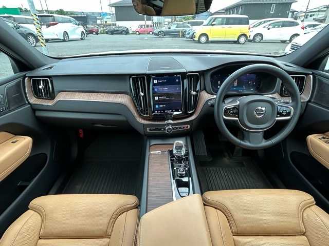 ボルボ ボルボ ＸＣ６０ アルティメット B5 AWD 千葉県 2023(令5)年 1.6万km 白 Google搭載インフォテインメントシステム/harmanKarbon/パノラマガラスルーフ/ヘッドアップディスプレイ/AppleCarPlay/AndroidAuto/Bluetooth/全方位カメラ/ETC/前後ドライブレコーダー/置くだけ充電/パワーバックドア/衝突回避アシスト/ブラインドスポットモニター/レーンキープアシスト/ロードサインアシスト/先行車発進お知らせ/ドライバーアラート/レーダークルーズコントロール/レザーシート/前席パワーシート/全席シートヒーター/前席シートレーター/プッシュスタート/スマートキー/スペアキー×１/純正19インチアルミホイール/純正フロアマット/保証書
