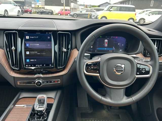 ボルボ ボルボ ＸＣ６０ アルティメット B5 AWD 千葉県 2023(令5)年 1.6万km 白 Google搭載インフォテインメントシステム/harmanKarbon/パノラマガラスルーフ/ヘッドアップディスプレイ/AppleCarPlay/AndroidAuto/Bluetooth/全方位カメラ/ETC/前後ドライブレコーダー/置くだけ充電/パワーバックドア/衝突回避アシスト/ブラインドスポットモニター/レーンキープアシスト/ロードサインアシスト/先行車発進お知らせ/ドライバーアラート/レーダークルーズコントロール/レザーシート/前席パワーシート/全席シートヒーター/前席シートレーター/プッシュスタート/スマートキー/スペアキー×１/純正19インチアルミホイール/純正フロアマット/保証書