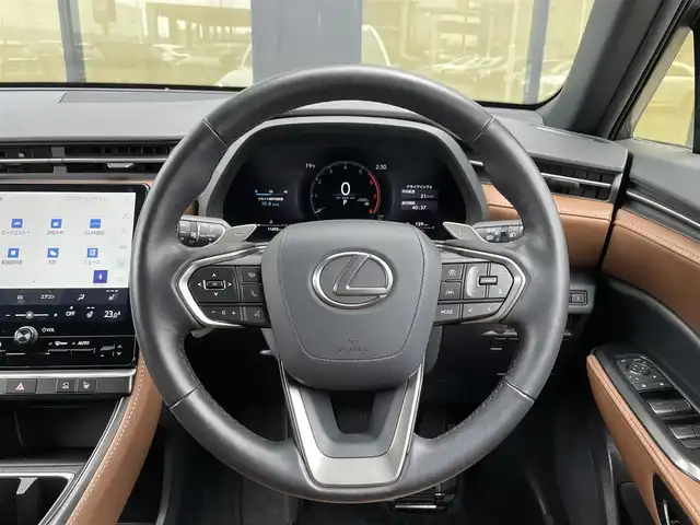 レクサス ＬＢＸ リラックス 石川県 2024(令6)年 1.2万km ソニッククォーツ 純正メモリナビ/（DTV・Bluetooth）/TVキャンセラー/オートパーク/衝突軽減/レーンキープアシスト/操舵支援/追従機能付きクルーズコントロール/クリアランスソナー/パーキングサポートブレーキ/BSM/パノラマビューモニター/ETC2.0ビルドイン/ドライブレコーダー/革ステアリング/パドルシフト/ステアリングヒーター/茶革シート/D席シートメモリー/D席パワーシート/前席シートヒーター/パワーバックドア/自動防眩ミラー/フロアマット/LEDヘッドライト/フォグランプ/ウィンカーミラー/電格ミラー/オートハイビーム