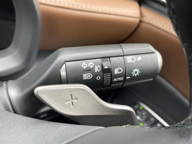 レクサス ＬＢＸ リラックス 石川県 2024(令6)年 1.2万km ソニッククォーツ 純正メモリナビ/（DTV・Bluetooth）/TVキャンセラー/オートパーク/衝突軽減/レーンキープアシスト/操舵支援/追従機能付きクルーズコントロール/クリアランスソナー/パーキングサポートブレーキ/BSM/パノラマビューモニター/ETC2.0ビルドイン/ドライブレコーダー/革ステアリング/パドルシフト/ステアリングヒーター/茶革シート/D席シートメモリー/D席パワーシート/前席シートヒーター/パワーバックドア/自動防眩ミラー/フロアマット/LEDヘッドライト/フォグランプ/ウィンカーミラー/電格ミラー/オートハイビーム