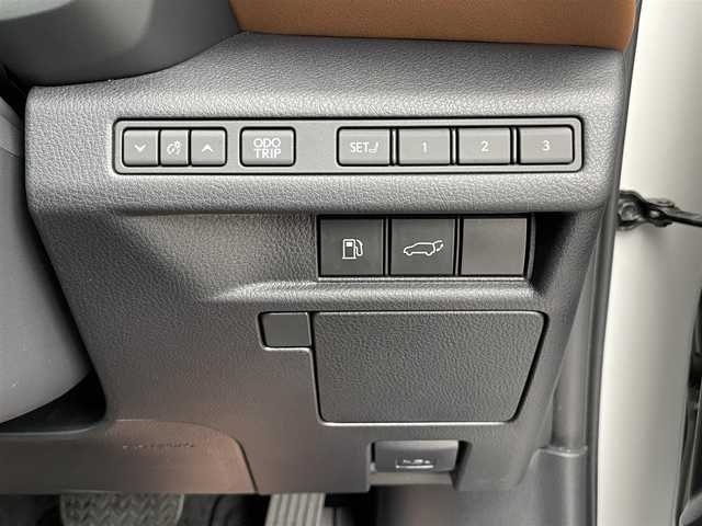 レクサス ＬＢＸ リラックス 石川県 2024(令6)年 1.2万km ソニッククォーツ 純正メモリナビ/（DTV・Bluetooth）/TVキャンセラー/オートパーク/衝突軽減/レーンキープアシスト/操舵支援/追従機能付きクルーズコントロール/クリアランスソナー/パーキングサポートブレーキ/BSM/パノラマビューモニター/ETC2.0ビルドイン/ドライブレコーダー/革ステアリング/パドルシフト/ステアリングヒーター/茶革シート/D席シートメモリー/D席パワーシート/前席シートヒーター/パワーバックドア/自動防眩ミラー/フロアマット/LEDヘッドライト/フォグランプ/ウィンカーミラー/電格ミラー/オートハイビーム