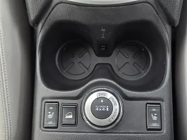 日産 エクストレイル ハイブリッド モード・プレミア 鹿児島県 2017(平29)年 7.9万km ブリリアントホワイトパール 後席フリップダウンモニター　/デジタルインナーミラー　/ビルトインＥＴＣ　/前後純正ドライブレコーダー　/純正ＳＤナビ（ＭＭ５１６Ｄ－Ｌ）　/バックカメラ　/パワーバックドア　/Ｂｌｕｅｔｏｏｔｈオーディオ/ルーフレール/純正アルミホイール(18インチ)/前後コーナーセンサー/D+N席シートヒーター/ヒルディセントコントロール/エマージェンシーブレーキ/プッシュスタート/スマートキー