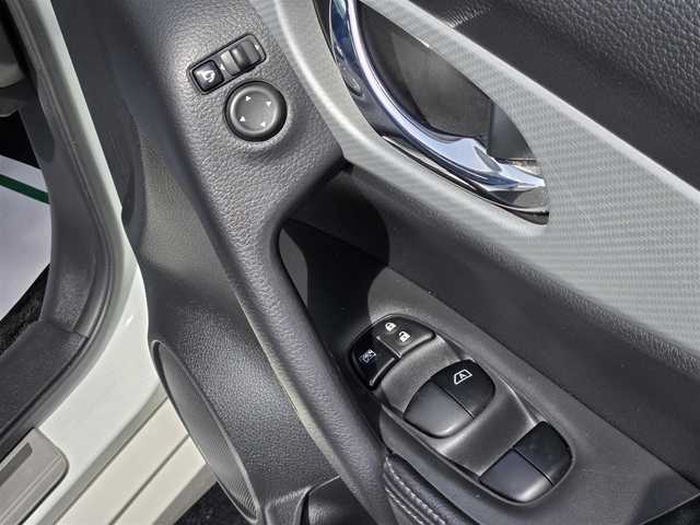 日産 エクストレイル ハイブリッド モード・プレミア 鹿児島県 2017(平29)年 7.9万km ブリリアントホワイトパール 後席フリップダウンモニター　/デジタルインナーミラー　/ビルトインＥＴＣ　/前後純正ドライブレコーダー　/純正ＳＤナビ（ＭＭ５１６Ｄ－Ｌ）　/バックカメラ　/パワーバックドア　/Ｂｌｕｅｔｏｏｔｈオーディオ/ルーフレール/純正アルミホイール(18インチ)/前後コーナーセンサー/D+N席シートヒーター/ヒルディセントコントロール/エマージェンシーブレーキ/プッシュスタート/スマートキー