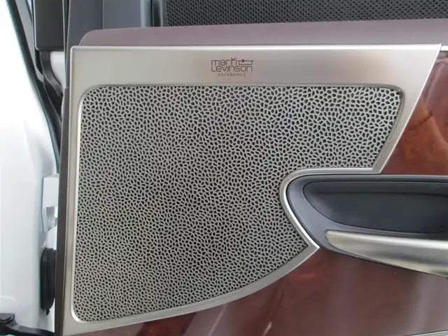 レクサス ＬＳ 500h バージョンL 千葉県 2017(平29)年 5.8万km ソニッククォーツ 純正ナビ、フルセグTV(キャンセラー有)/パノラミックビューモニター/純正オーディオ【DVD/CD/BT/SD/USB】/マークレビンソンサウンド/Lexus Safety System +A/エアサスペンション/三眼LEDヘッドライト/レーダークルーズコントロール/レーンキープアシスト/ヘッドアップディスプレイ/BSM/パドルシフト付きウッドコンビステアリング/前席メモリ機能付きパワーシート/ホワイトレザー/全席シートヒーター/エアシート/ステアリングヒーター/電動リアサンシェード/パワートランクリッド/ドアイージークローザー/デジタルインナーミラー/クリアランスソナー/社外前後ドライブレコーダー/社外レーダー/純正20インチアルミホイール/スマートキー×2、カードキー×1/取扱説明書/ナビ取扱説明書/新車時保証書/ディーラー整備記録簿(H30/R1/2/3/5/6/7)