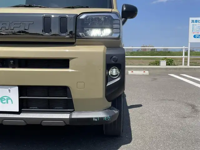 ダイハツ タフト G ダーククロムベンチャー 佐賀県 2023(令5)年 3.9万km サンドベージュメタリック ガラスルーフ/純正9インチナビ・フルセグTV/・CD/DVD/SD/USB/HDMI/Bluetooth/TVキャンセラー/全方位カメラ/ETC/コーナーセンサー/電子パーキングブレーキ/AUTO HOLD機能/D+N席シートヒーター/革巻きステアリング/ステアリングリモコン/オートハイビーム/純正LEDヘッドライト/純正LEDフォグライト/純正15インチアルミ/新車保証書/ダイハツスマートアシスト/・車線逸脱抑制機能/・車線逸脱警報/・先行車発進お知らせ機能/・衝突被害軽減ブレーキ