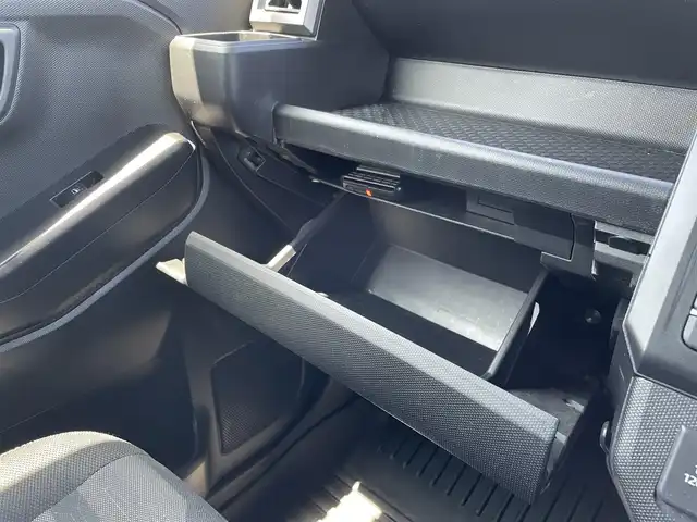 ダイハツ タフト G ダーククロムベンチャー 佐賀県 2023(令5)年 3.9万km サンドベージュメタリック ガラスルーフ/純正9インチナビ・フルセグTV/・CD/DVD/SD/USB/HDMI/Bluetooth/TVキャンセラー/全方位カメラ/ETC/コーナーセンサー/電子パーキングブレーキ/AUTO HOLD機能/D+N席シートヒーター/革巻きステアリング/ステアリングリモコン/オートハイビーム/純正LEDヘッドライト/純正LEDフォグライト/純正15インチアルミ/新車保証書/ダイハツスマートアシスト/・車線逸脱抑制機能/・車線逸脱警報/・先行車発進お知らせ機能/・衝突被害軽減ブレーキ
