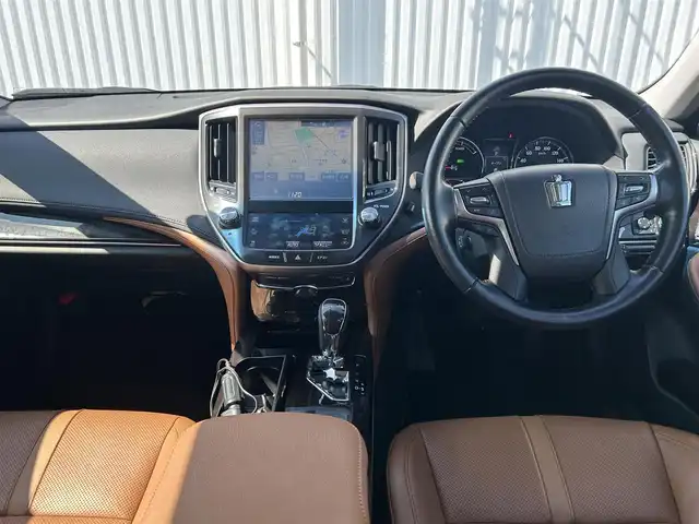 トヨタ クラウン ハイブリッド アスリートG 愛媛県 2016(平28)年 5.3万km ダークブルーマイカメタリック 【ジャパンカラーセレクションパッケージ:群青】/メーカーナビ・フルセグＴＶ　/サンルーフ　/茶レザーシート　/エアシート/シートヒーター/レーダークルーズコントロール/クリアランスソナー/ブラインドスポットモニター/ハンドルヒーター　/バックカメラ　/パワーシート（運転席メモリー付）/ドライブレコーダー　/純正ＥＴＣ２．０　/ＬＥＤオートライト　/ＢＳＭ/スマートキー2本/カードキー/保証書オットマン