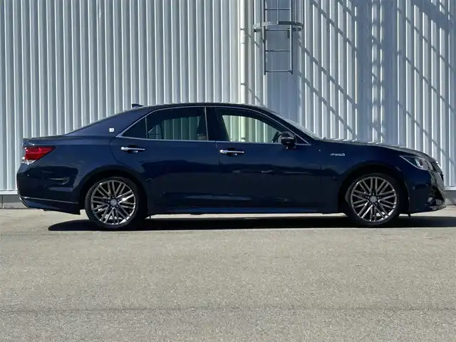 トヨタ クラウン ハイブリッド アスリートG 愛媛県 2016(平28)年 5.3万km ダークブルーマイカメタリック 【ジャパンカラーセレクションパッケージ:群青】/メーカーナビ・フルセグＴＶ　/サンルーフ　/茶レザーシート　/エアシート/シートヒーター/レーダークルーズコントロール/クリアランスソナー/ブラインドスポットモニター/ハンドルヒーター　/バックカメラ　/パワーシート（運転席メモリー付）/ドライブレコーダー　/純正ＥＴＣ２．０　/ＬＥＤオートライト　/ＢＳＭ/スマートキー2本/カードキー/保証書オットマン