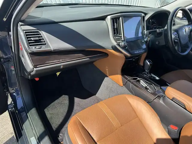 トヨタ クラウン ハイブリッド アスリートG 愛媛県 2016(平28)年 5.3万km ダークブルーマイカメタリック 【ジャパンカラーセレクションパッケージ:群青】/メーカーナビ・フルセグＴＶ　/サンルーフ　/茶レザーシート　/エアシート/シートヒーター/レーダークルーズコントロール/クリアランスソナー/ブラインドスポットモニター/ハンドルヒーター　/バックカメラ　/パワーシート（運転席メモリー付）/ドライブレコーダー　/純正ＥＴＣ２．０　/ＬＥＤオートライト　/ＢＳＭ/スマートキー2本/カードキー/保証書オットマン