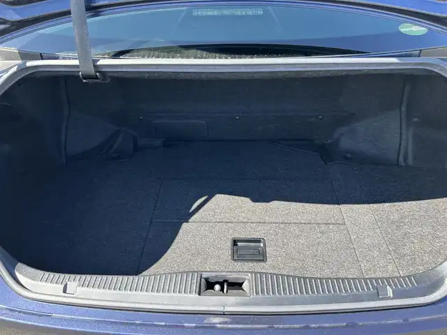 トヨタ クラウン ハイブリッド アスリートG 愛媛県 2016(平28)年 5.3万km ダークブルーマイカメタリック 【ジャパンカラーセレクションパッケージ:群青】/メーカーナビ・フルセグＴＶ　/サンルーフ　/茶レザーシート　/エアシート/シートヒーター/レーダークルーズコントロール/クリアランスソナー/ブラインドスポットモニター/ハンドルヒーター　/バックカメラ　/パワーシート（運転席メモリー付）/ドライブレコーダー　/純正ＥＴＣ２．０　/ＬＥＤオートライト　/ＢＳＭ/スマートキー2本/カードキー/保証書オットマン