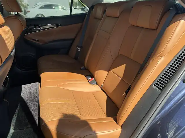 トヨタ クラウン ハイブリッド アスリートG 愛媛県 2016(平28)年 5.3万km ダークブルーマイカメタリック 【ジャパンカラーセレクションパッケージ:群青】/メーカーナビ・フルセグＴＶ　/サンルーフ　/茶レザーシート　/エアシート/シートヒーター/レーダークルーズコントロール/クリアランスソナー/ブラインドスポットモニター/ハンドルヒーター　/バックカメラ　/パワーシート（運転席メモリー付）/ドライブレコーダー　/純正ＥＴＣ２．０　/ＬＥＤオートライト　/ＢＳＭ/スマートキー2本/カードキー/保証書オットマン