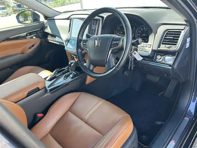 トヨタ クラウン ハイブリッド アスリートG 愛媛県 2016(平28)年 5.3万km ダークブルーマイカメタリック 【ジャパンカラーセレクションパッケージ:群青】/メーカーナビ・フルセグＴＶ　/サンルーフ　/茶レザーシート　/エアシート/シートヒーター/レーダークルーズコントロール/クリアランスソナー/ブラインドスポットモニター/ハンドルヒーター　/バックカメラ　/パワーシート（運転席メモリー付）/ドライブレコーダー　/純正ＥＴＣ２．０　/ＬＥＤオートライト　/ＢＳＭ/スマートキー2本/カードキー/保証書オットマン