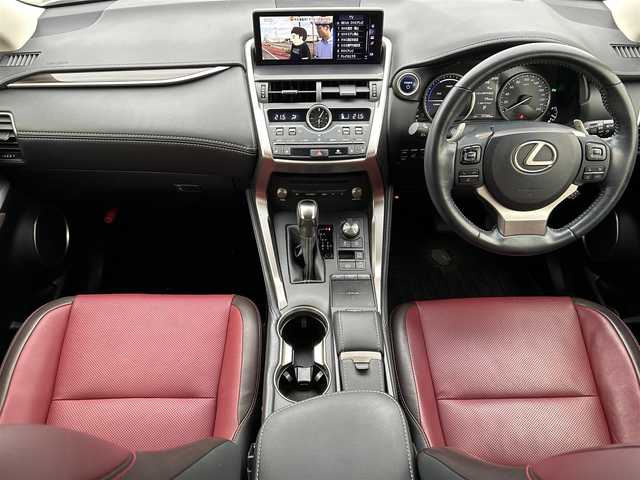 レクサス ＮＸ 300h バージョンL 岡山県 2018(平30)年 7.2万km ソニッククォーツ 登録時走行距離71745km/純正10.3インチナビ/フルセグTV/(AM.FM.TV.CD.DVD.BT)/パノラミックビューモニター/バックカメラ/レーダークルーズコントロール/レーンキープアシスト/AFS/衝突軽減ブレーキ/ETC2.0/全席シートヒーター/エアシート/電動リアゲート/クリアランスソナー/100V充電/MTモード付AT/オートライト/オートマチックハイビーム/フルフラットシート/純正フロアマット/１８インチ純正AW