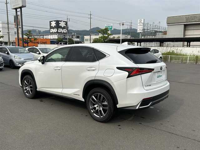 レクサス ＮＸ 300h バージョンL 岡山県 2018(平30)年 7.2万km ソニッククォーツ 禁煙車/登録時走行距離71745km/純正10.3インチナビ/フルセグTV/(AM.FM.TV.CD.DVD.BT)/パノラミックビューモニター/バックカメラ/レーダークルーズコントロール/レーンキープアシスト/BSM/AFS/衝突軽減ブレーキ/ETC2.0/全席シートヒーター/ステアリングヒーター/エアシート/電動リアゲート/クリアランスソナー/100V充電/MTモード付AT/オートライト/オートマチックハイビーム/フルフラットシート/純正フロアマット/１８インチ純正AW