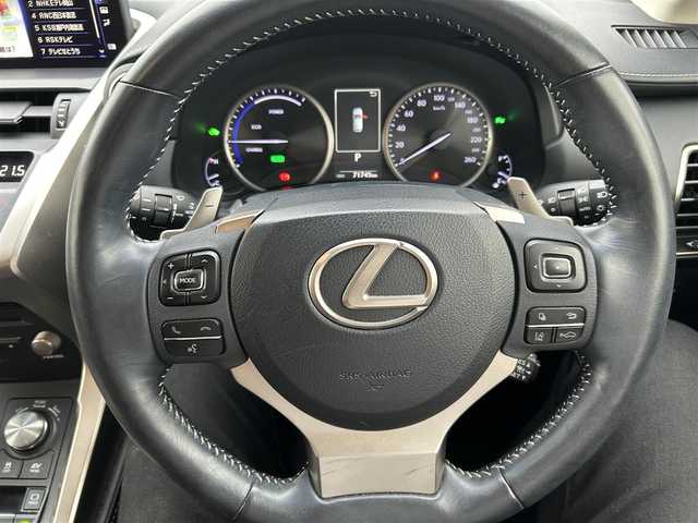 レクサス ＮＸ 300h バージョンL 岡山県 2018(平30)年 7.2万km ソニッククォーツ 禁煙車/登録時走行距離71745km/純正10.3インチナビ/フルセグTV/(AM.FM.TV.CD.DVD.BT)/パノラミックビューモニター/バックカメラ/レーダークルーズコントロール/レーンキープアシスト/BSM/AFS/衝突軽減ブレーキ/ETC2.0/全席シートヒーター/ステアリングヒーター/エアシート/電動リアゲート/クリアランスソナー/100V充電/MTモード付AT/オートライト/オートマチックハイビーム/フルフラットシート/純正フロアマット/１８インチ純正AW