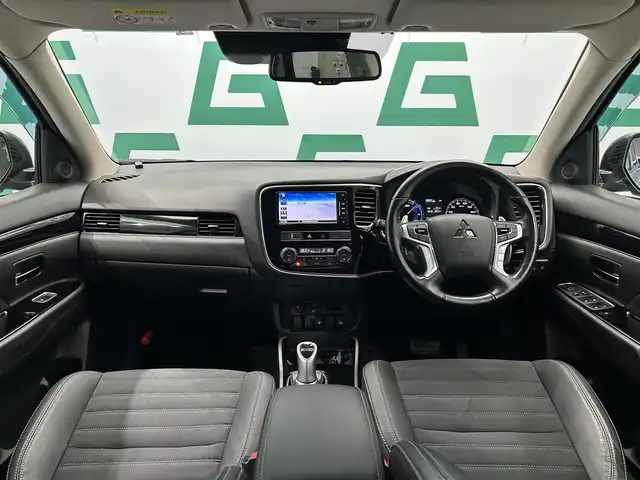 三菱 アウトランダー ＰＨＥＶ G 鹿児島県 2018(平30)年 5.9万km ルビーブラックP 社外７インチＳＤナビ【ＣＮ－ＲＥ０４ＷＤ】　/全方位カメラ　/電動パーキングブレーキ　/オートブレーキホールド　/革巻きステアリング　/パドルシフト　/ステアリングヒーター　/オールオートウィンドウ　/ＥＴＣ/ドアバイザー