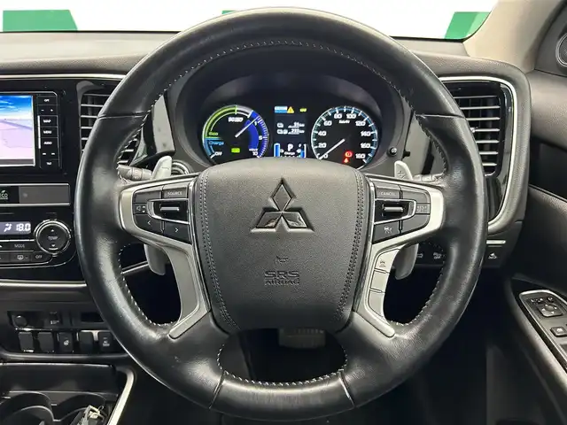 三菱 アウトランダー ＰＨＥＶ G 鹿児島県 2018(平30)年 5.9万km ルビーブラックP 社外７インチＳＤナビ【ＣＮ－ＲＥ０４ＷＤ】　/全方位カメラ　/電動パーキングブレーキ　/オートブレーキホールド　/革巻きステアリング　/パドルシフト　/ステアリングヒーター　/オールオートウィンドウ　/ＥＴＣ/ドアバイザー